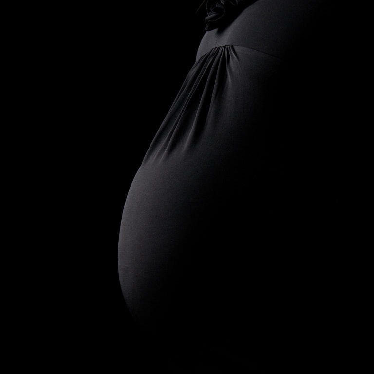 pregnancy portrait zurich, black and white
